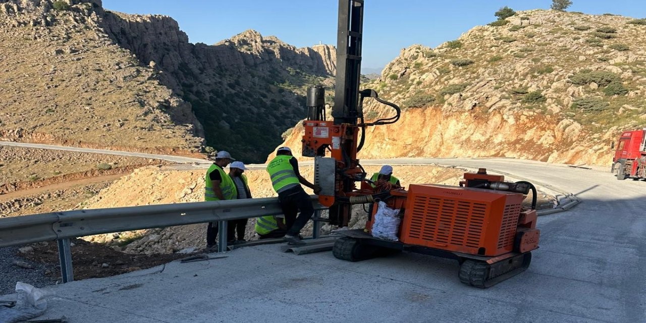 Cudi Dağı Sefine yoluna oto korkuluk
