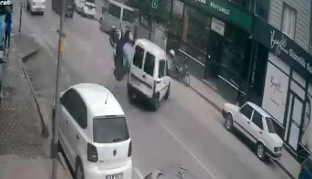 Ehliyetsiz sürücünün yaptığı kaza kameraya yansıdı