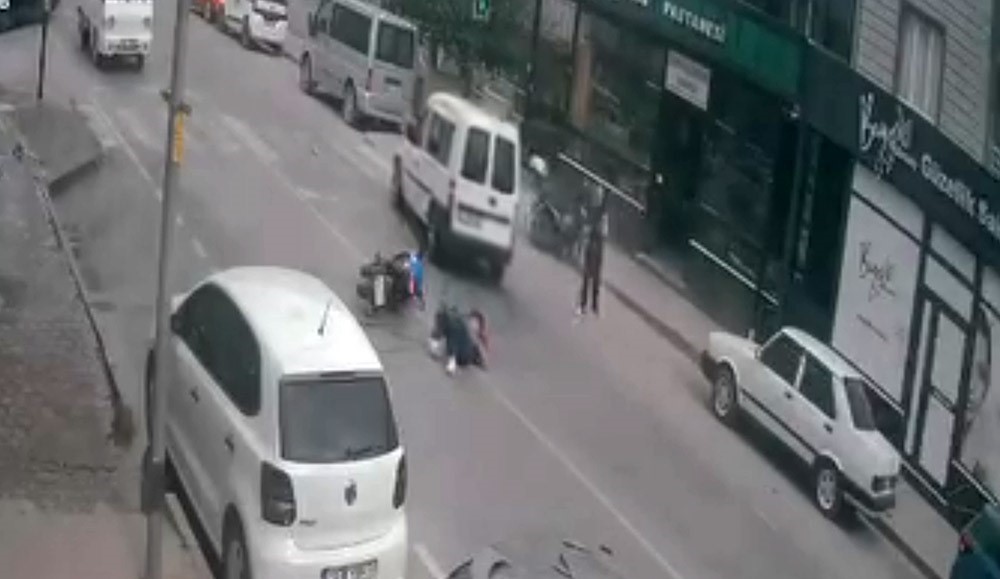 Ehliyetsiz s&uuml;r&uuml;c&uuml;n&uuml;n yaptığı kaza kameraya yansıdı
