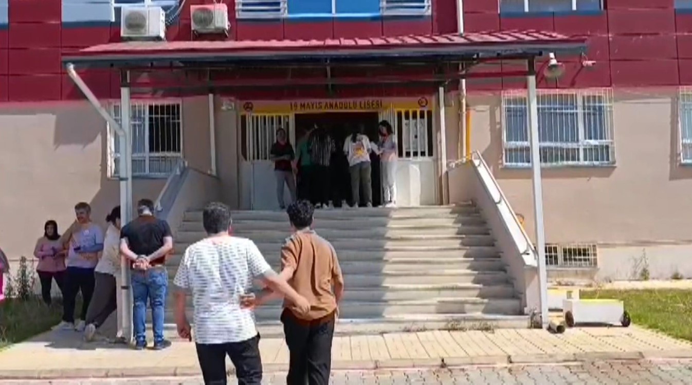 Kahramanmaraş&rsquo;ta &ouml;ğrenciler sınavdayken aileler de dışarıda dua etti
