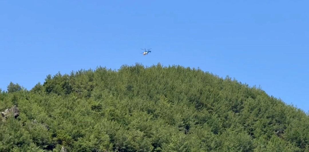 Yangına m&uuml;dahaleye giden araz&ouml;z devrildi: 2 yaralı
