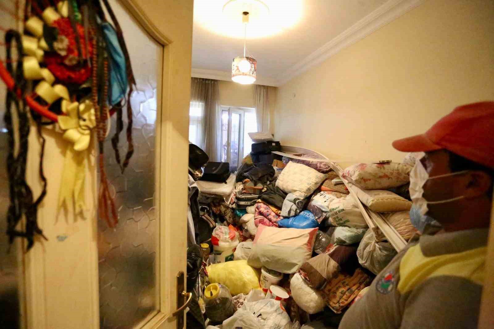 Kepez’de çöp ev operasyonunda 2 ayrı evden 8 kamyon dolusu çöp çıktı