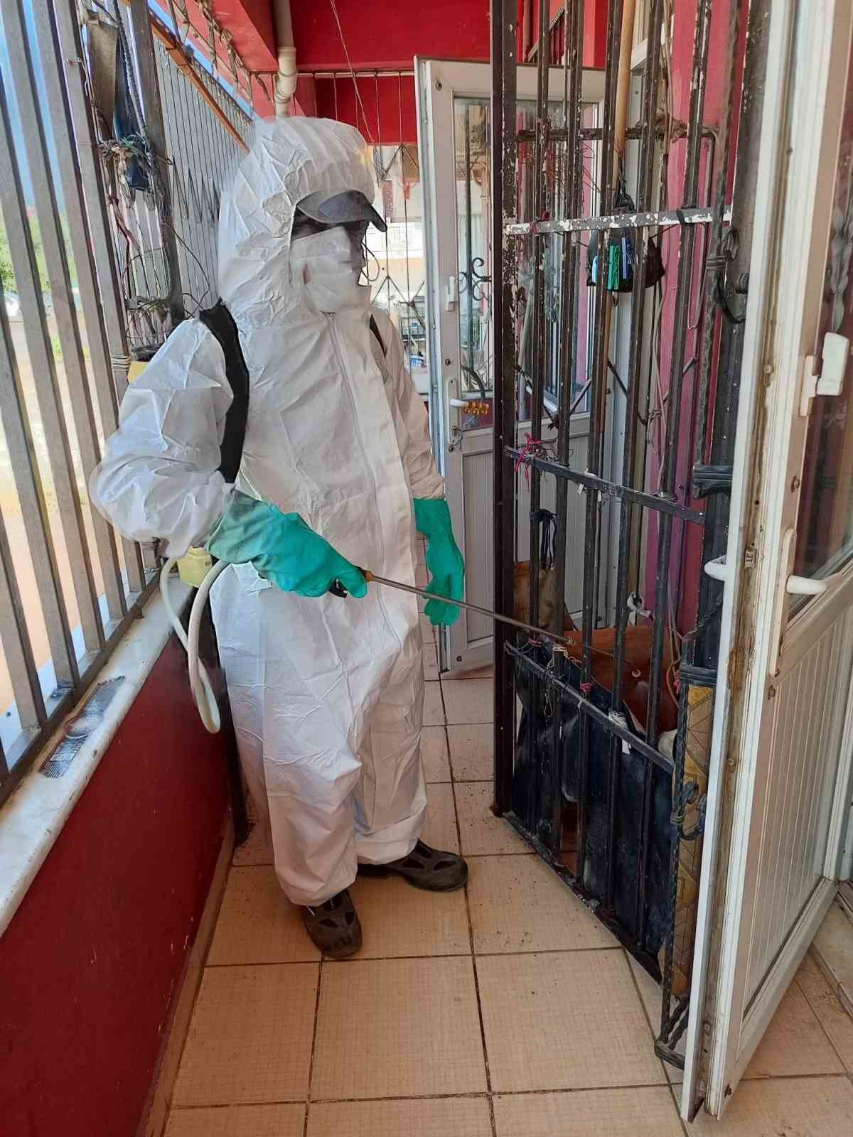 Kepez&rsquo;de &ccedil;&ouml;p ev operasyonunda 2 ayrı evden 8 kamyon dolusu &ccedil;&ouml;p &ccedil;ıktı
