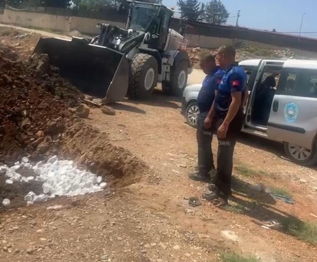 Reyhanlı’da insan sağlığını tehdit eden lokum ve gıda ürünleri imha edildi