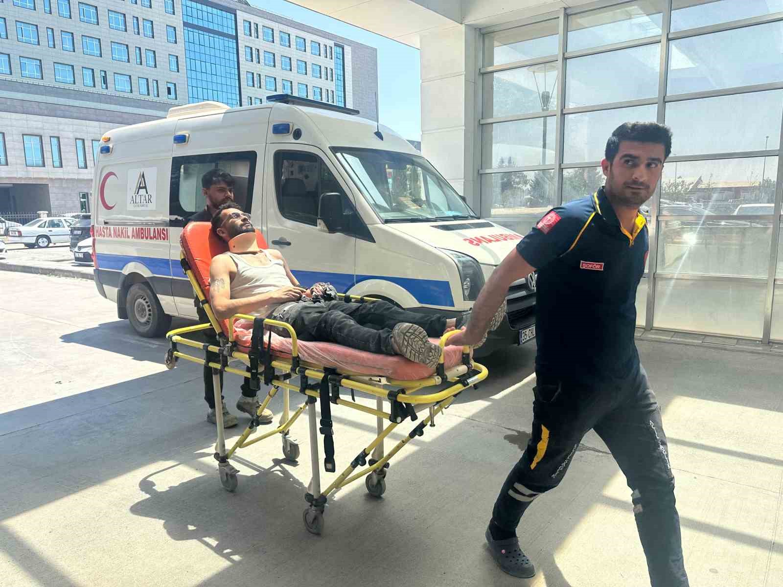 Asansör boşluğuna düşen işçi yaralandı