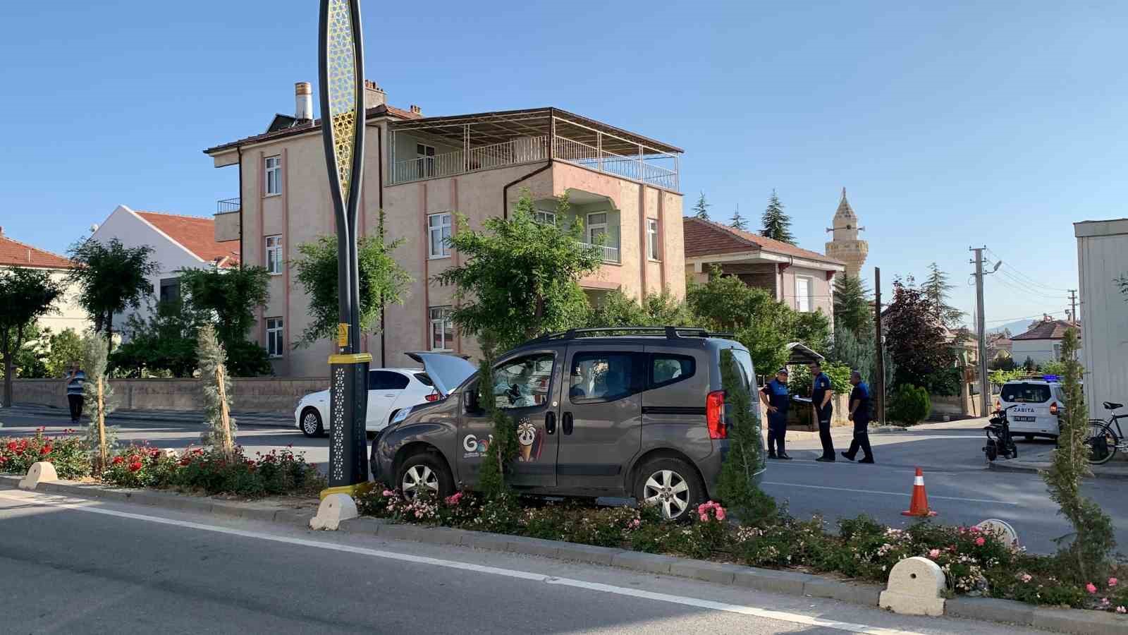 Karaman&rsquo;da direğe &ccedil;arpan hafif ticari aracın s&uuml;r&uuml;c&uuml;s&uuml; yaralandı
