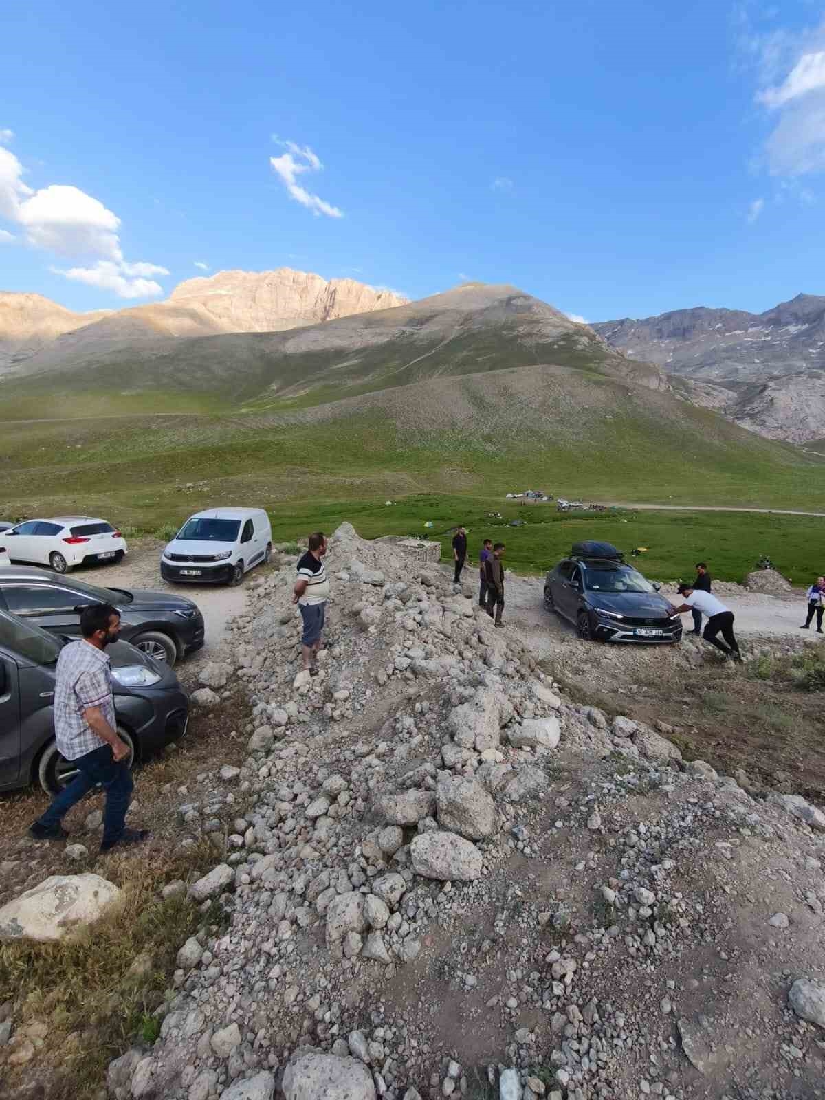 Doğa i&ccedil;in yetkililerden karar: Meydan Yaylası&rsquo;na ara&ccedil; girişi durduruldu
