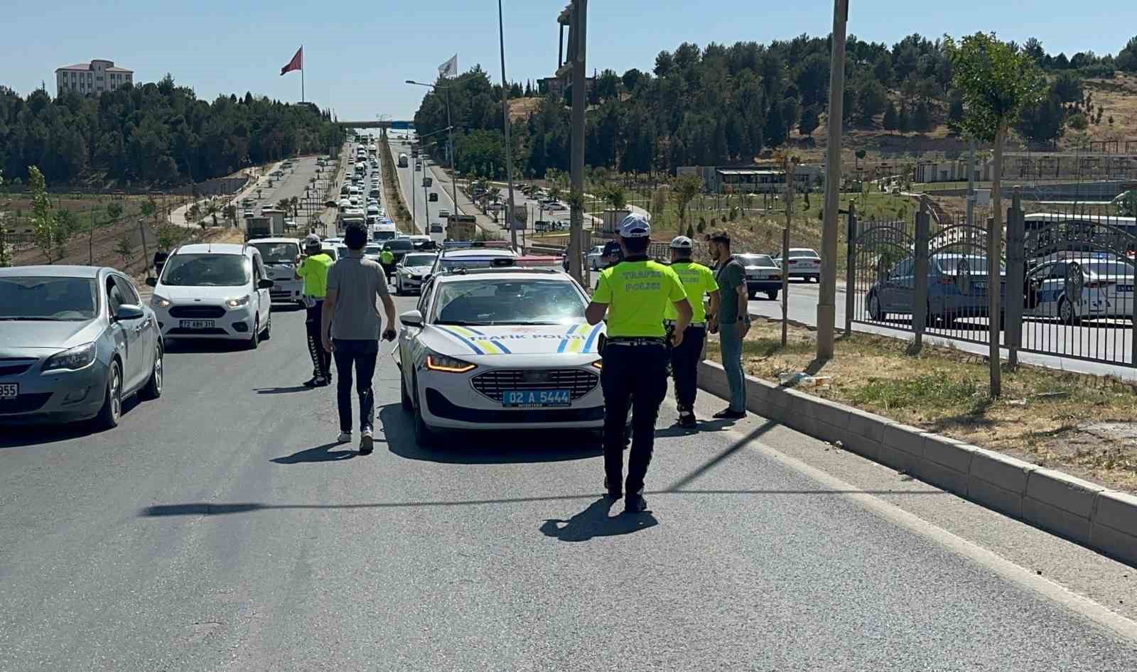 Kamyonet, polis aracına çarptı: 2 polis yaralandı