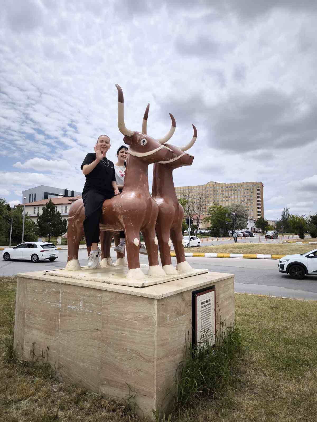Gen&ccedil;lerin mezuniyet kutlaması dikkat &ccedil;ekti
