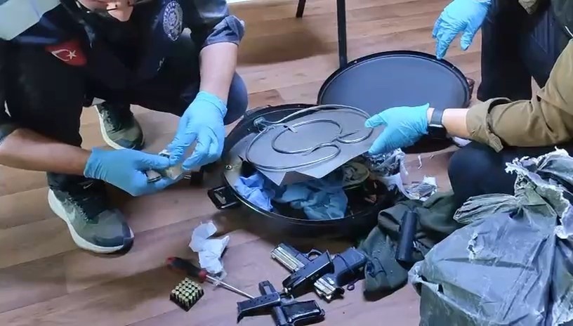 Elektrikli katmer sacı içine gizlenmiş 2 tabanca ve 57 mermi ele geçirildi