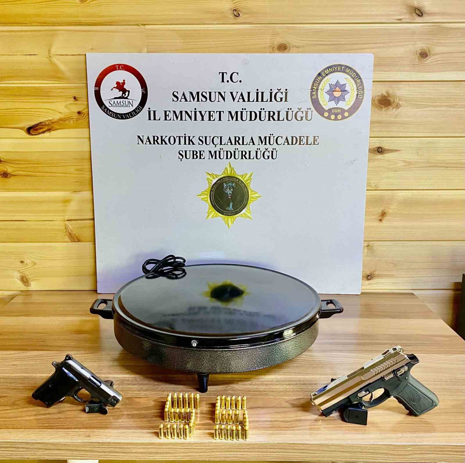 Elektrikli katmer sacı i&ccedil;ine gizlenmiş 2 tabanca ve 57 mermi ele ge&ccedil;irildi
