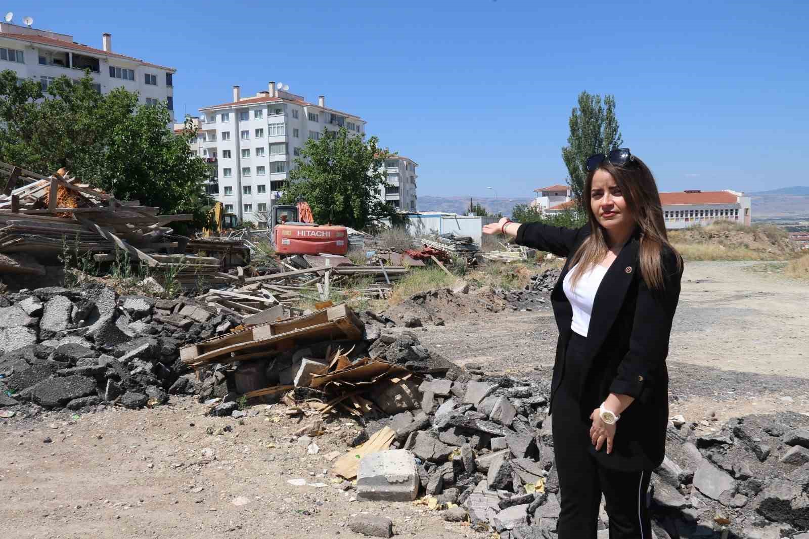 Erenköy mahalle muhtarından kirletilen boş arazi tepkisi