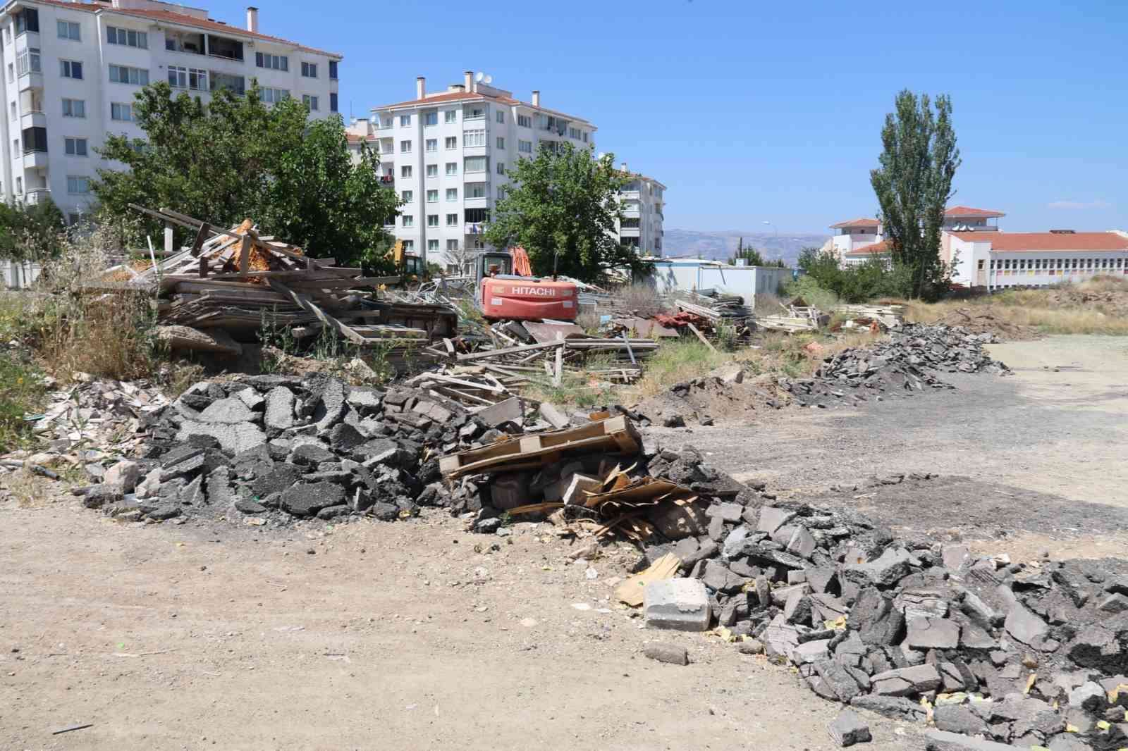 Erenk&ouml;y mahalle muhtarından kirletilen boş arazi tepkisi
