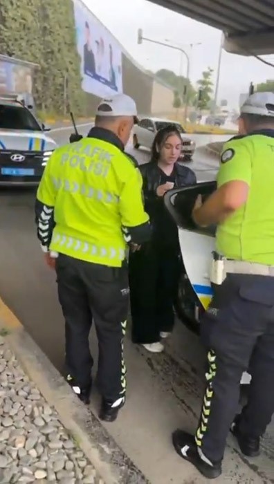 Sınava ge&ccedil; kalan &ouml;ğrencilerin yardımına polis ekipleri yetişti
