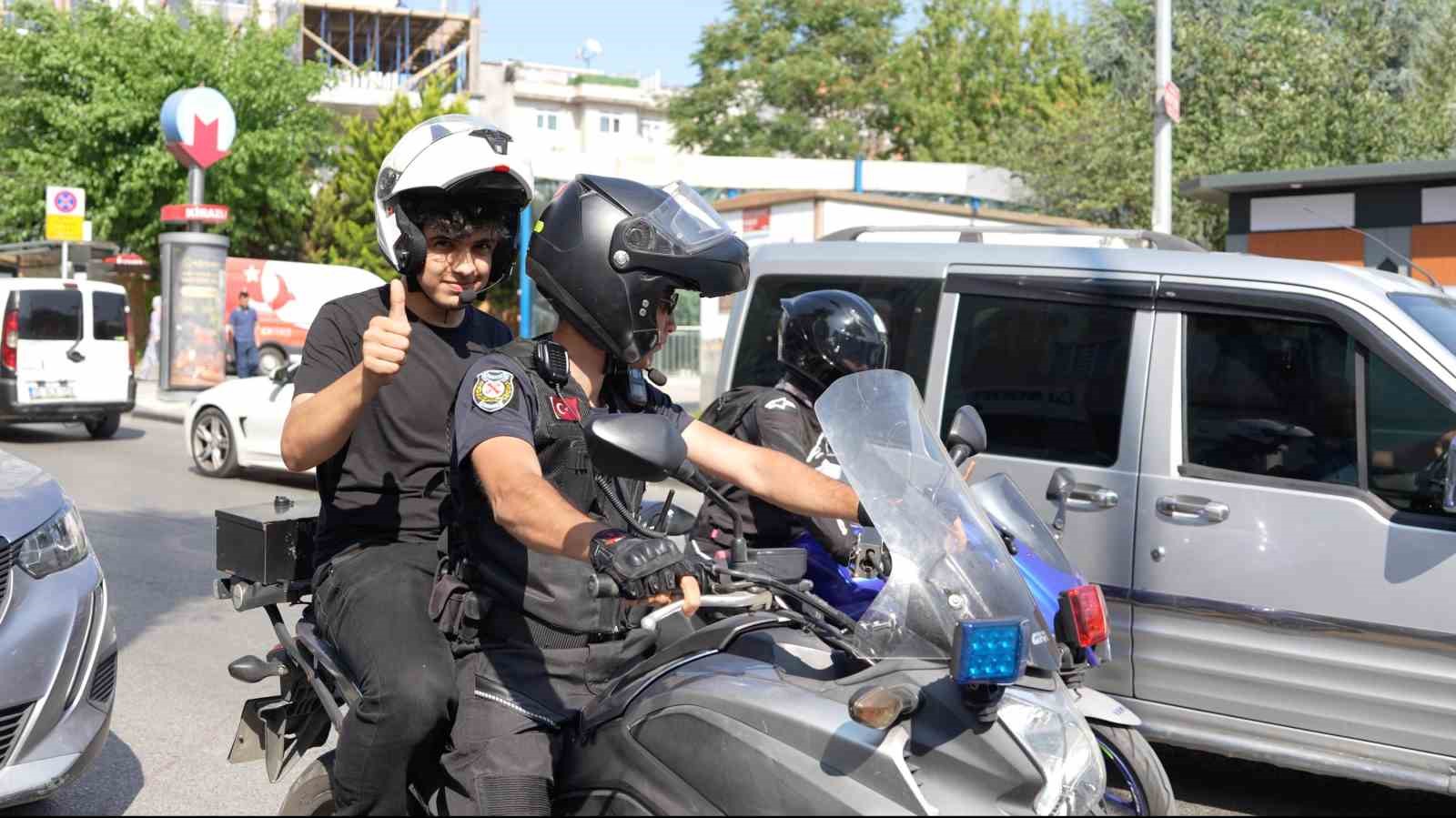 Bağcılar Belediyesi YKS’ye giren öğrencilerin yardımına koştu