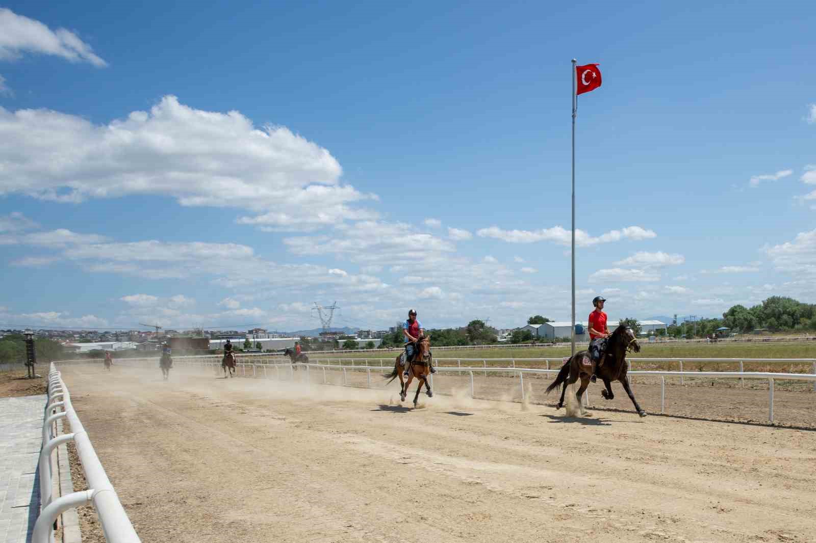Rahvan atları şampiyonluk i&ccedil;in koştu
