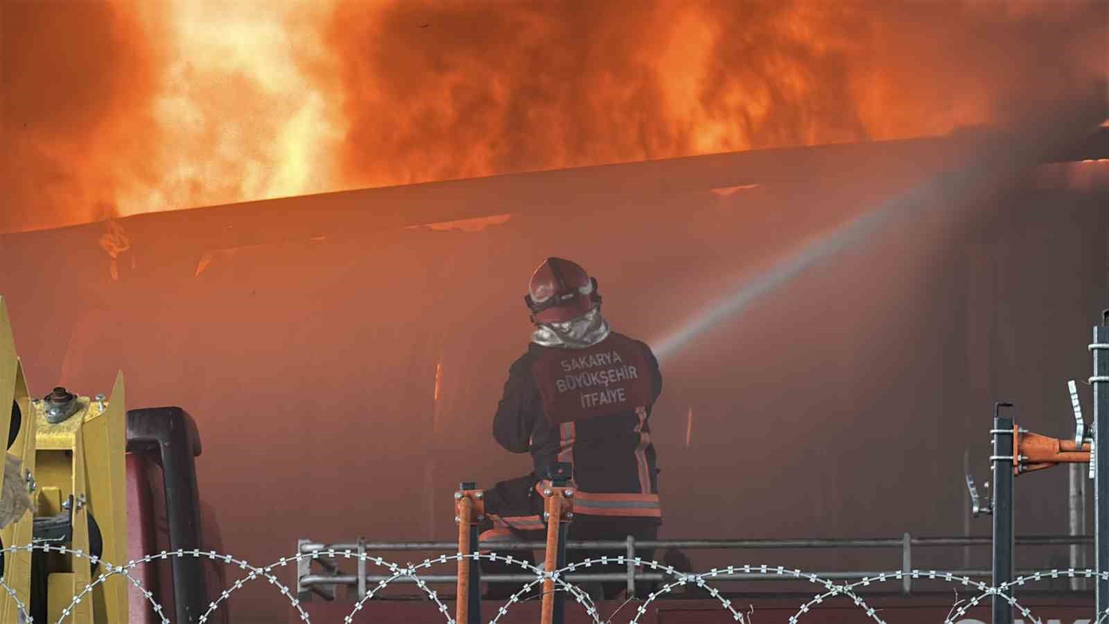 Traktör bayisinin deposunda yangın