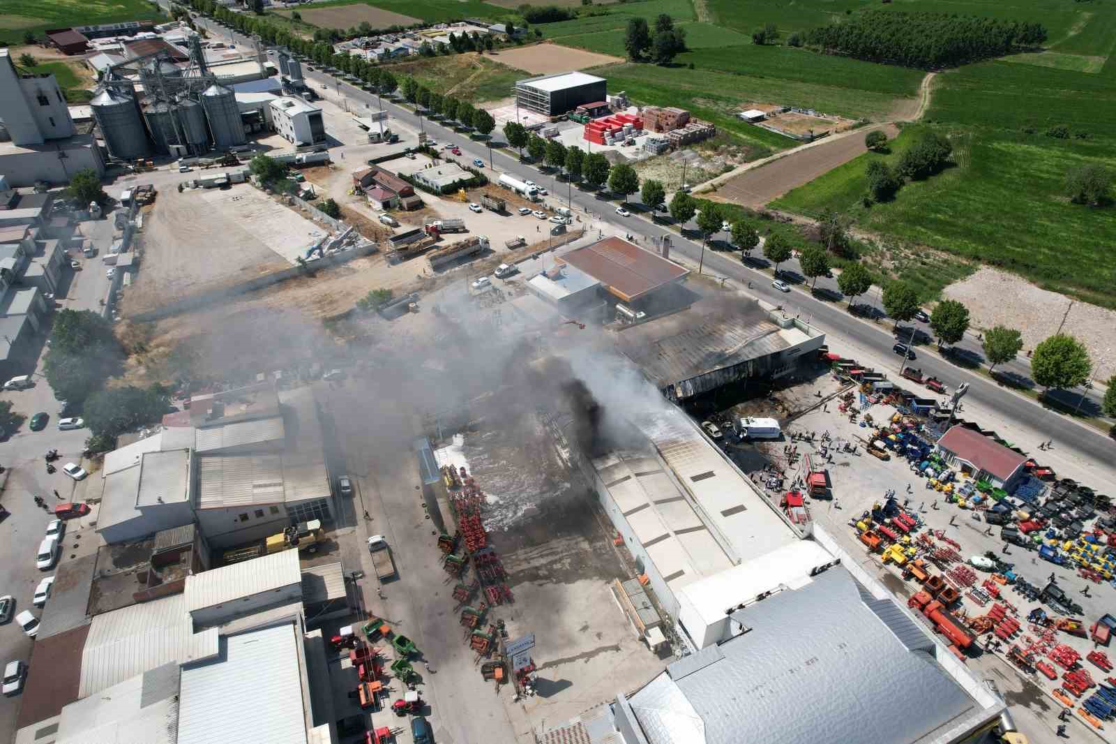 Traktör bayisinin deposundaki yangın havadan görüntülendi