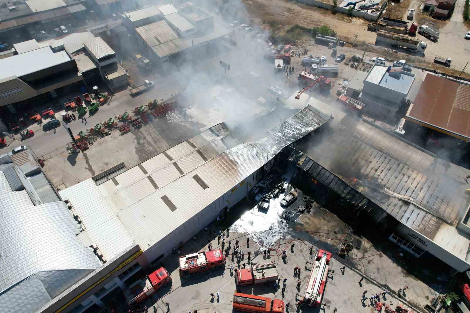 Trakt&ouml;r bayisinin deposundaki yangın havadan g&ouml;r&uuml;nt&uuml;lendi
