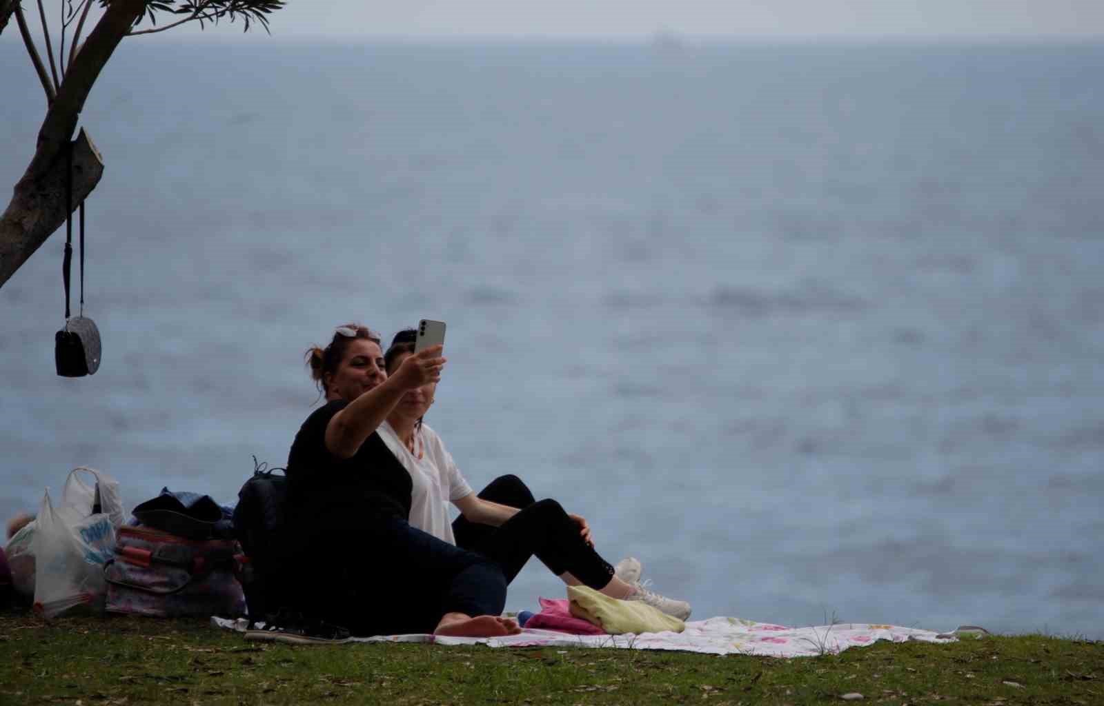 Termometreler 33 dereceyi g&ouml;sterdi, Konyaaltı Sahili doldu taştı
