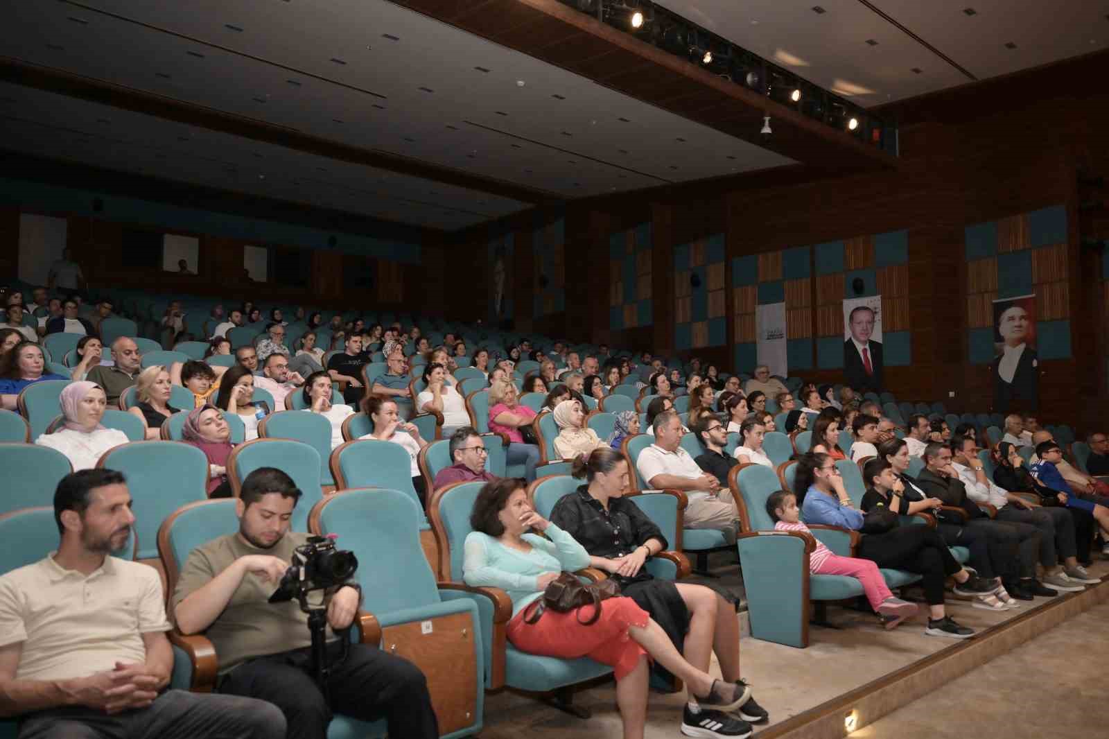 Esenyurt&rsquo;ta Sanat R&uuml;zgarı Esti: "Ocak" Tiyatro Oyunu B&uuml;y&uuml;k Beğeni Topladı
