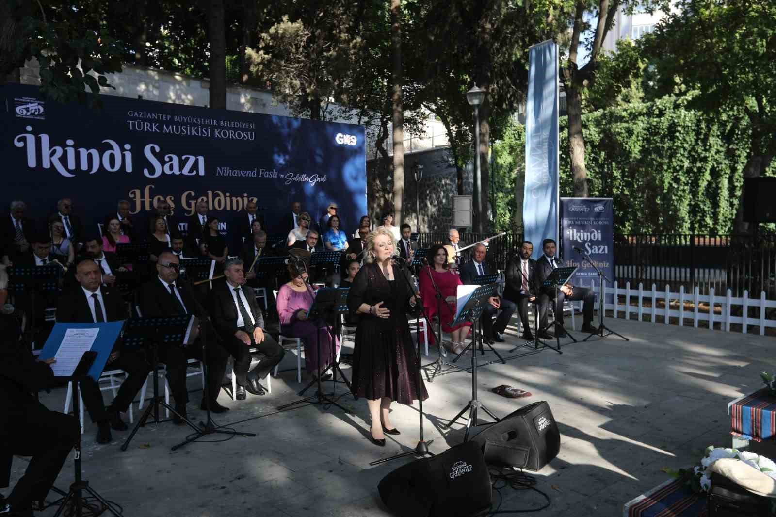 İkindi sazı geleneği ile Gaziantep&rsquo;e &ouml;zg&uuml; t&uuml;rk&uuml;ler yeniden seslendirildi
