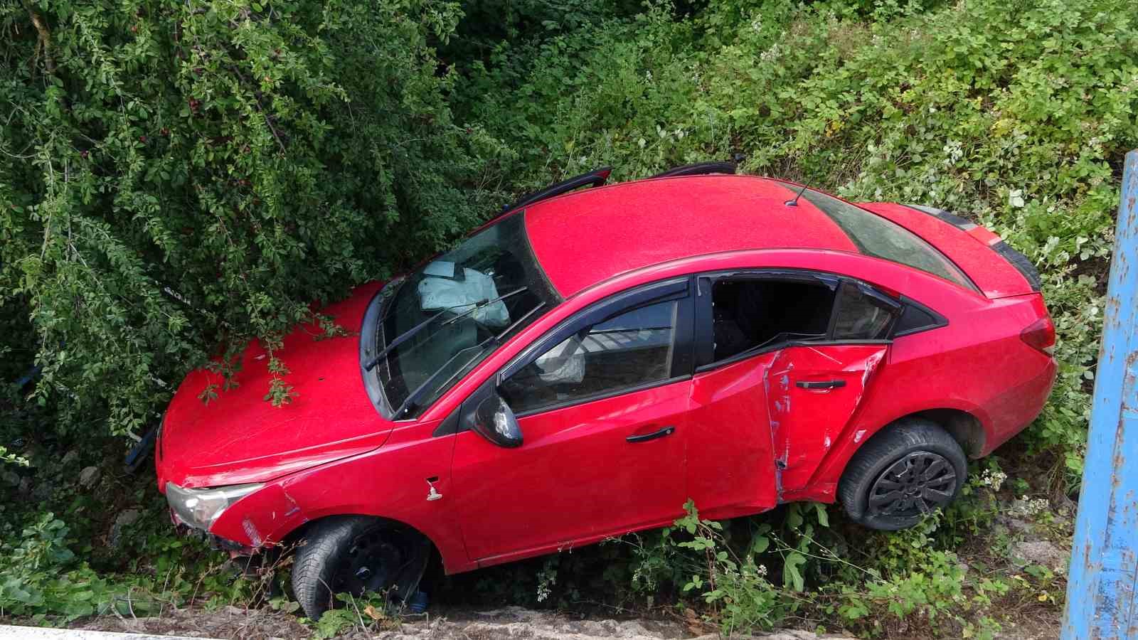 Otomobil istinat duvarından ağaçlık alana uçtu: 4 yaralı
