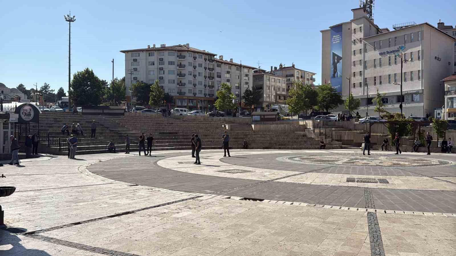 Bı&ccedil;aklanarak yaralandı, saldırgan kayıplara karıştı
