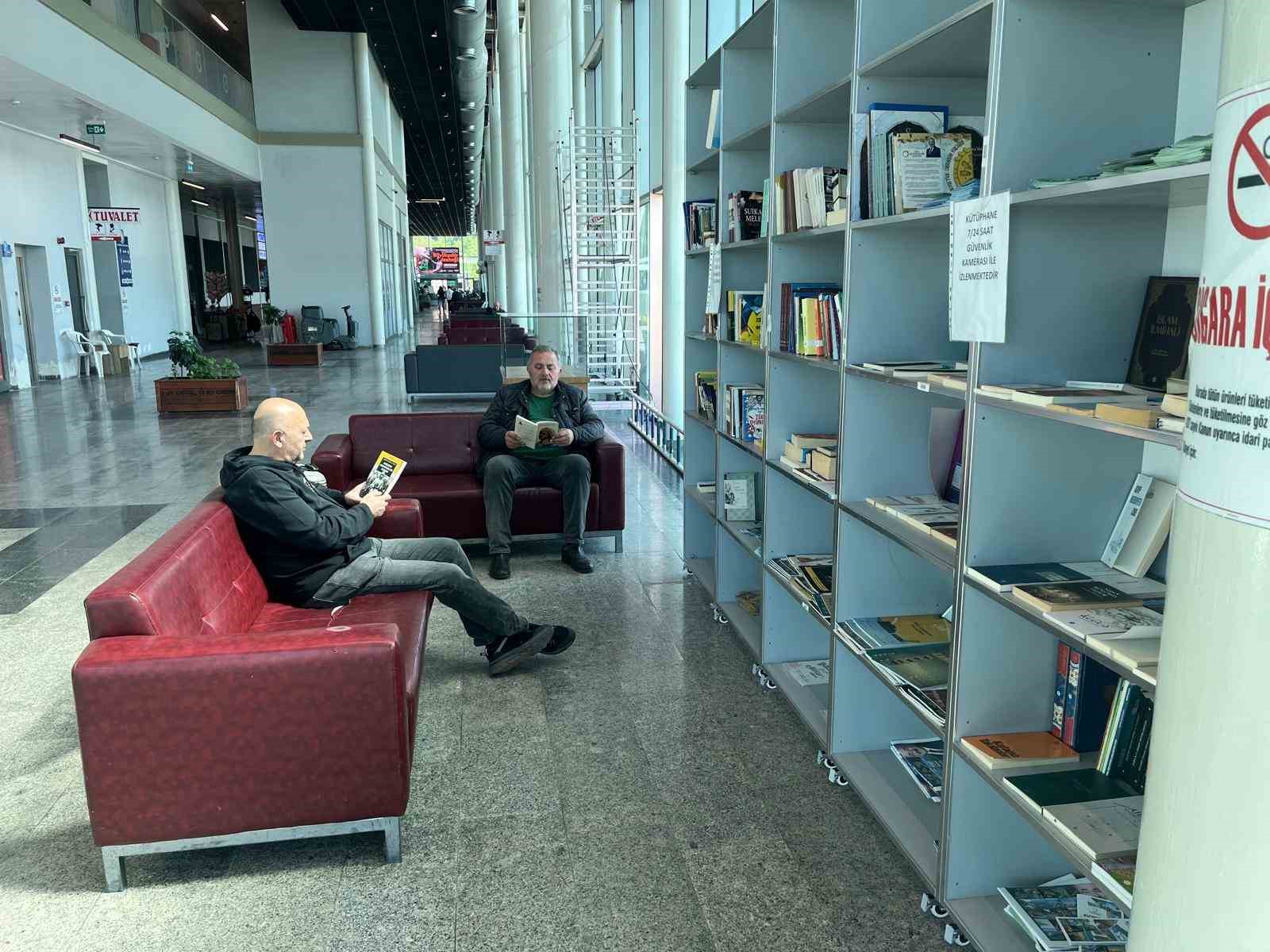 Ordu’da otobüs bekleyenler, kitap okuyarak vakit geçiriyor
