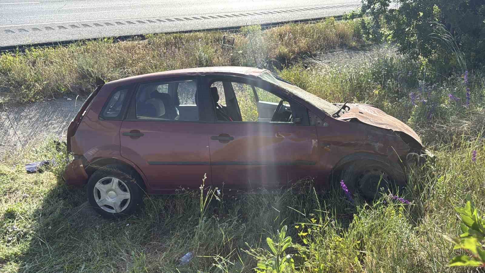 Kontrolden &ccedil;ıkan otomobil şarampole u&ccedil;tu: 1&rsquo;i ağır 3 yaralı
