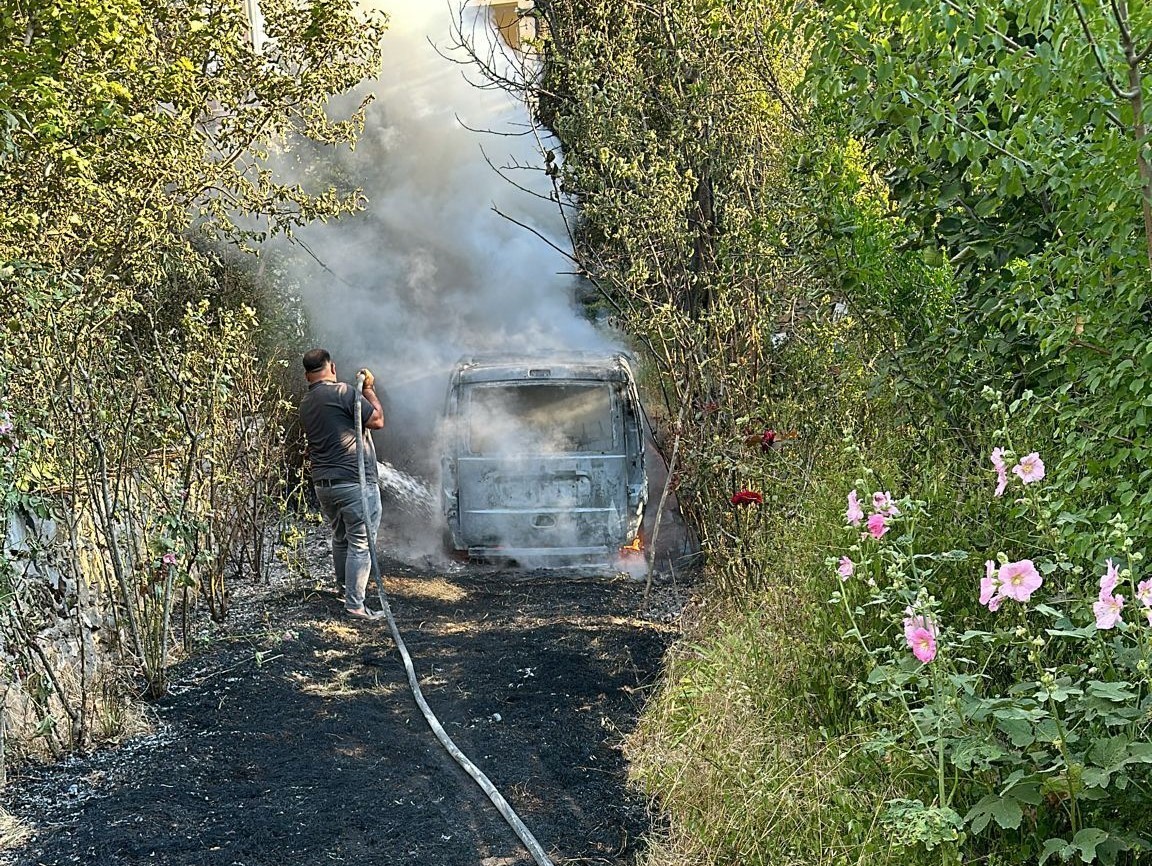 Bahçesindeki otları yakmak istedi, otomobili yaktı