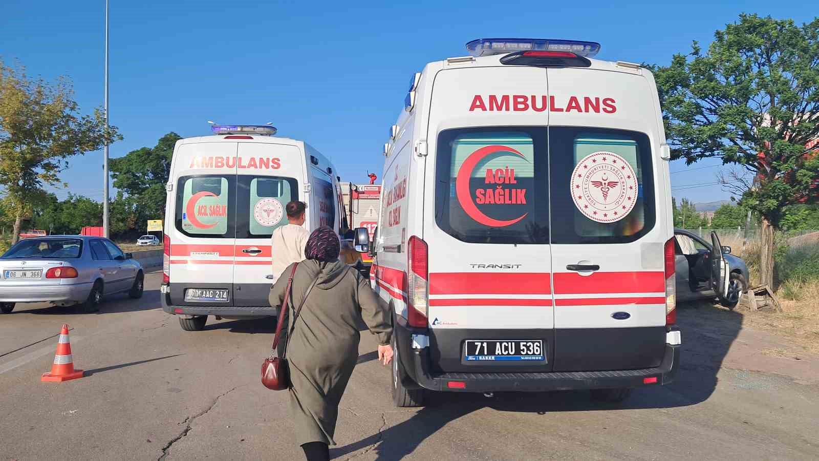 Lüks otomobilin çarpıştığı araç hurdaya döndü: 3 ağır yaralı
