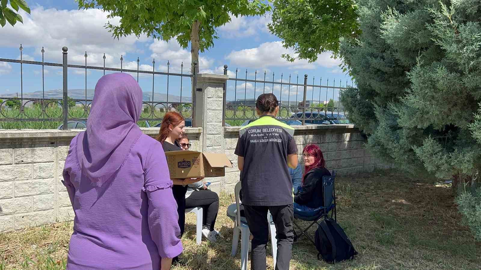 &Ccedil;orum Belediyesi&rsquo;nden YKS&rsquo;ye giren adayların ailelerine dondurma ikramı
