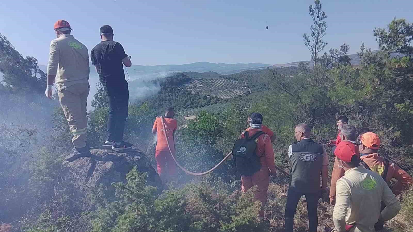 Kırkağa&ccedil;&rsquo;taki orman yangınına m&uuml;dahale s&uuml;r&uuml;yor: Bir mahalle tedbir ama&ccedil;lı tahliye edildi
