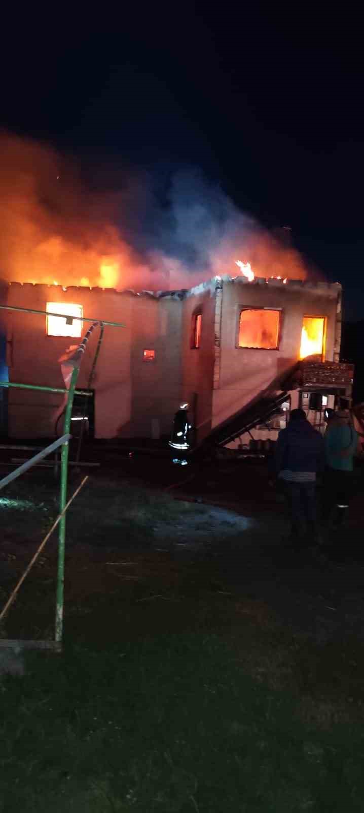 Alevlere teslim olan ev kullanılmaz hale geldi
