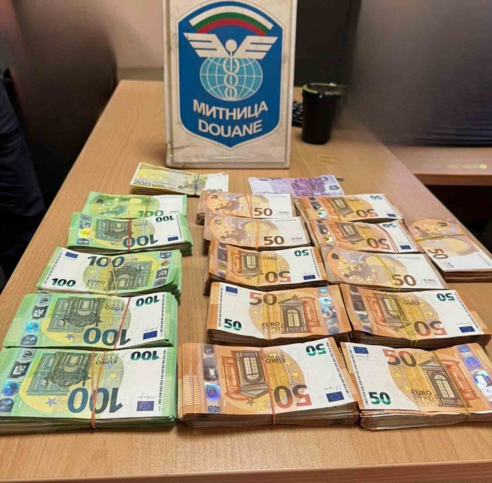 Tırlara gizlenen beyan edilmemiş 200 bin euro sınırda yakalandı