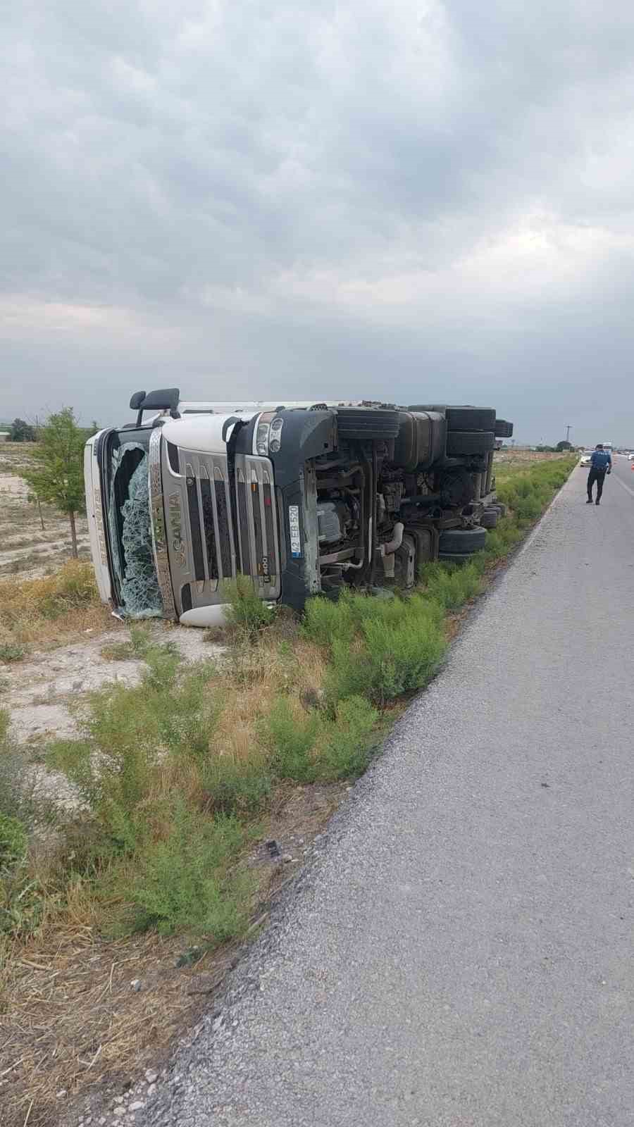 Kontrolden &ccedil;ıkan tır şarampole devrildi: 1 &ouml;l&uuml;
