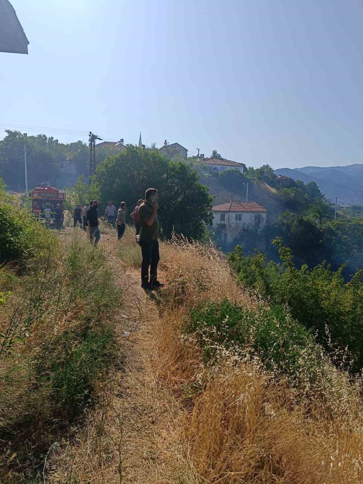 Eskişehir&rsquo;de ağa&ccedil;lık alanda yangın: Alevler okul lojmanına sı&ccedil;radı
