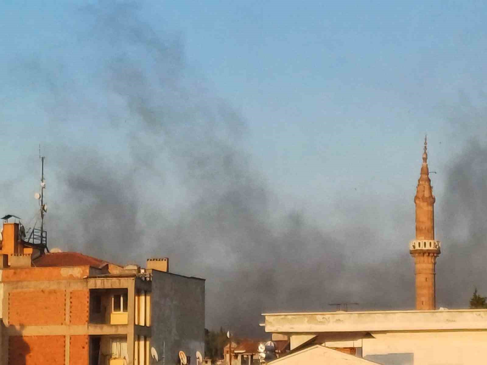 Kentin zirve noktasından yükselen kara dumanlar panikletti