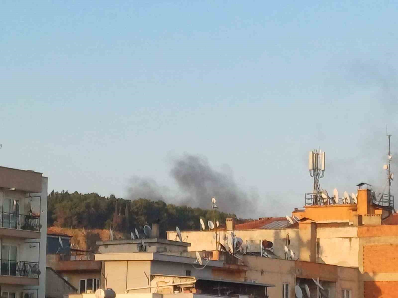 Kentin zirve noktasından y&uuml;kselen kara dumanlar panikletti
