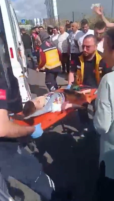 Arnavutköy’de otomobil, anne ve çocuğuna çarptı: 1 ölü, 1 yaralı