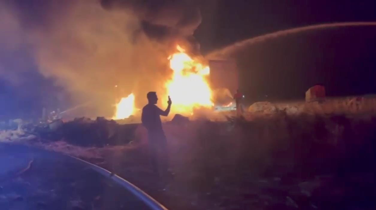 Seyir halindeki tır alev aldı
