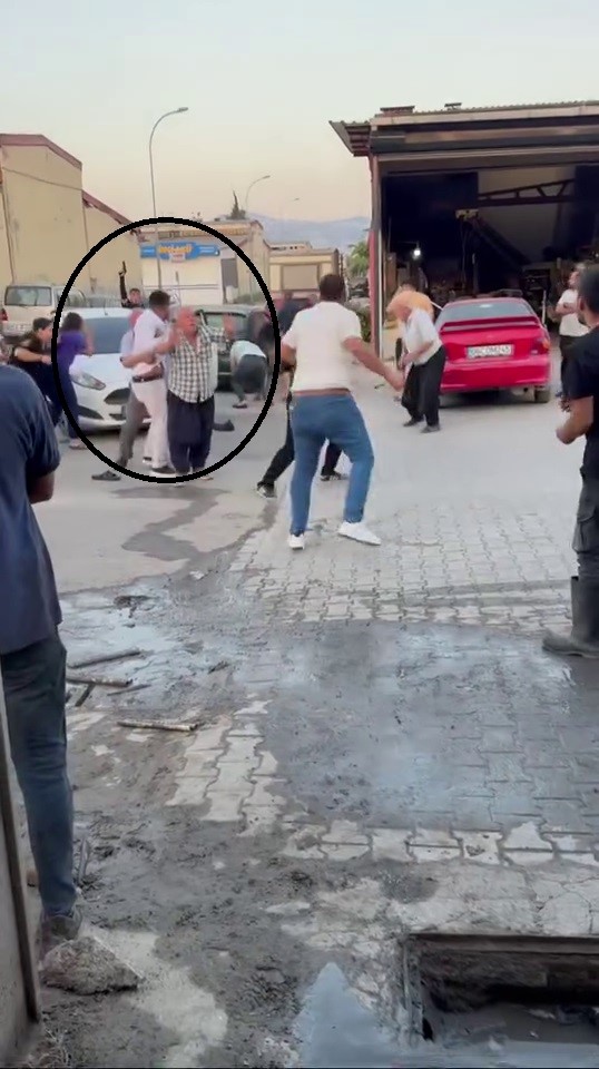 Kaza sonrası tekmeli, yumruklu kavga
