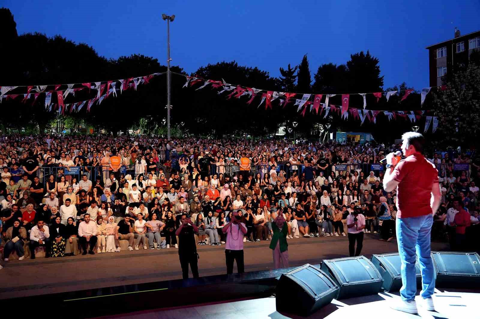 Bah&ccedil;elievler&rsquo;de gen&ccedil;ler YKS sonrası Emre Fel konseri ile coştu
