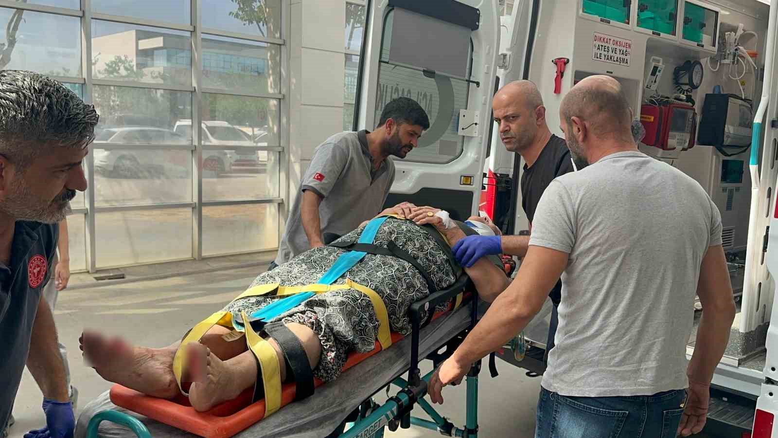 Otomobilin &ccedil;arptığı kadın yaralandı
