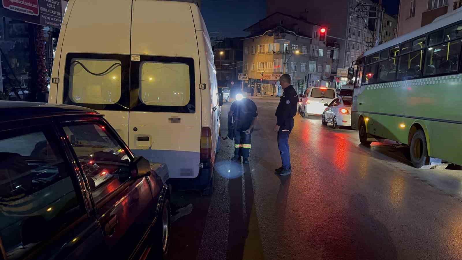Otomobilin motor kısmına giren haylaz kedi uğraştırdı
