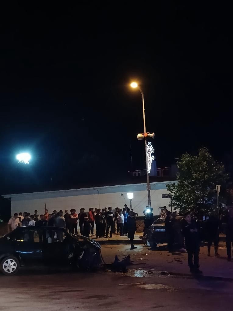 Ankara’da meydana gelen kazada bir araç kullanılamaz hale geldi