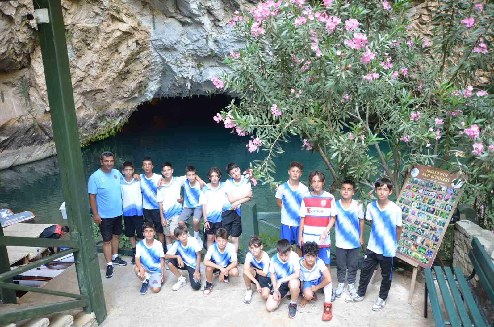 Antalya&rsquo;daki &rsquo;spor k&ouml;y&uuml;&rsquo; &uuml;&ccedil;&uuml;nc&uuml; kez kapılarını gen&ccedil; sporculara a&ccedil;tı
