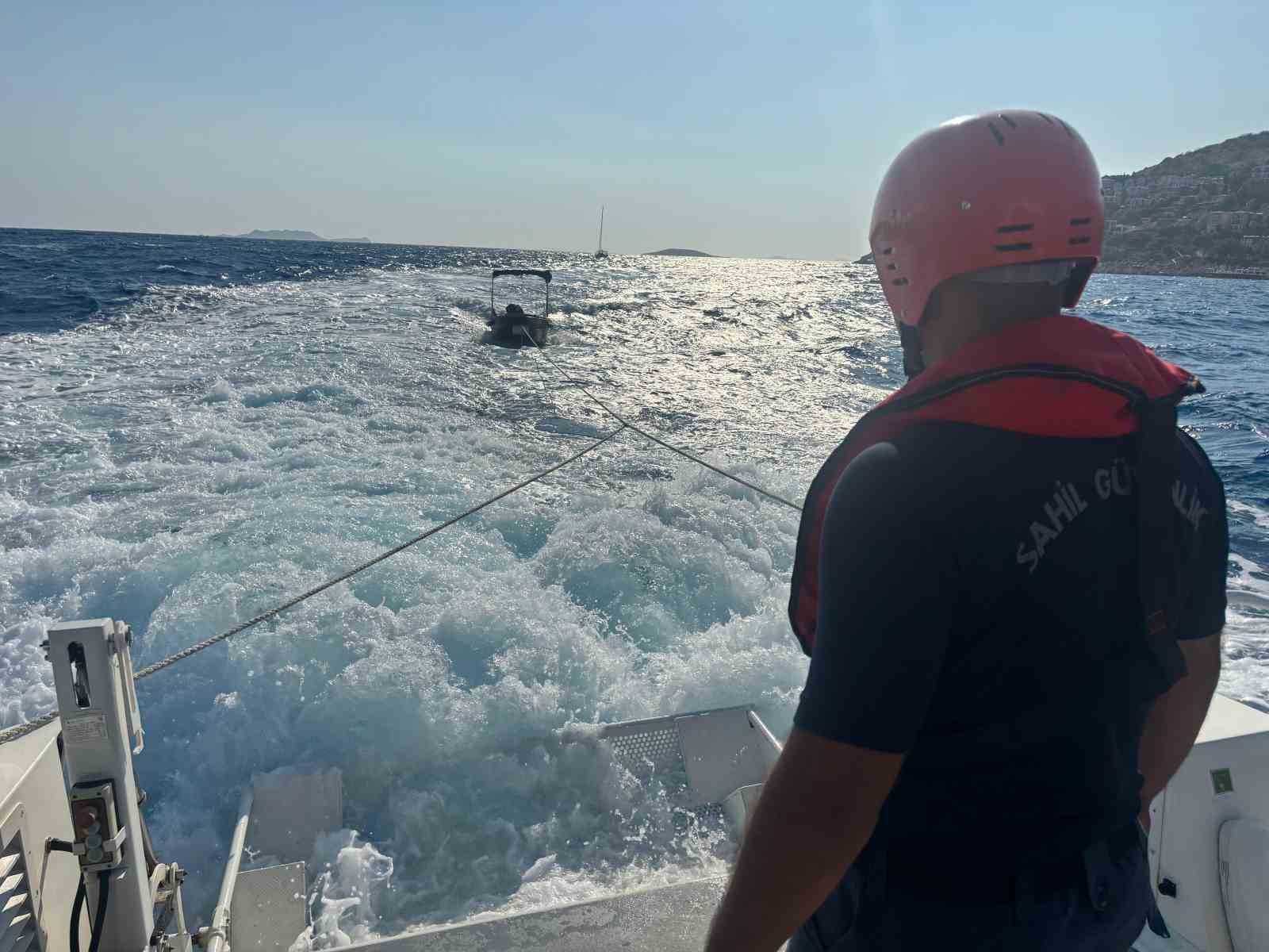 Antalya’da arızalanan teknedeki 2 kişinin imdadına Sahil Güvenlik ekipleri yetişti