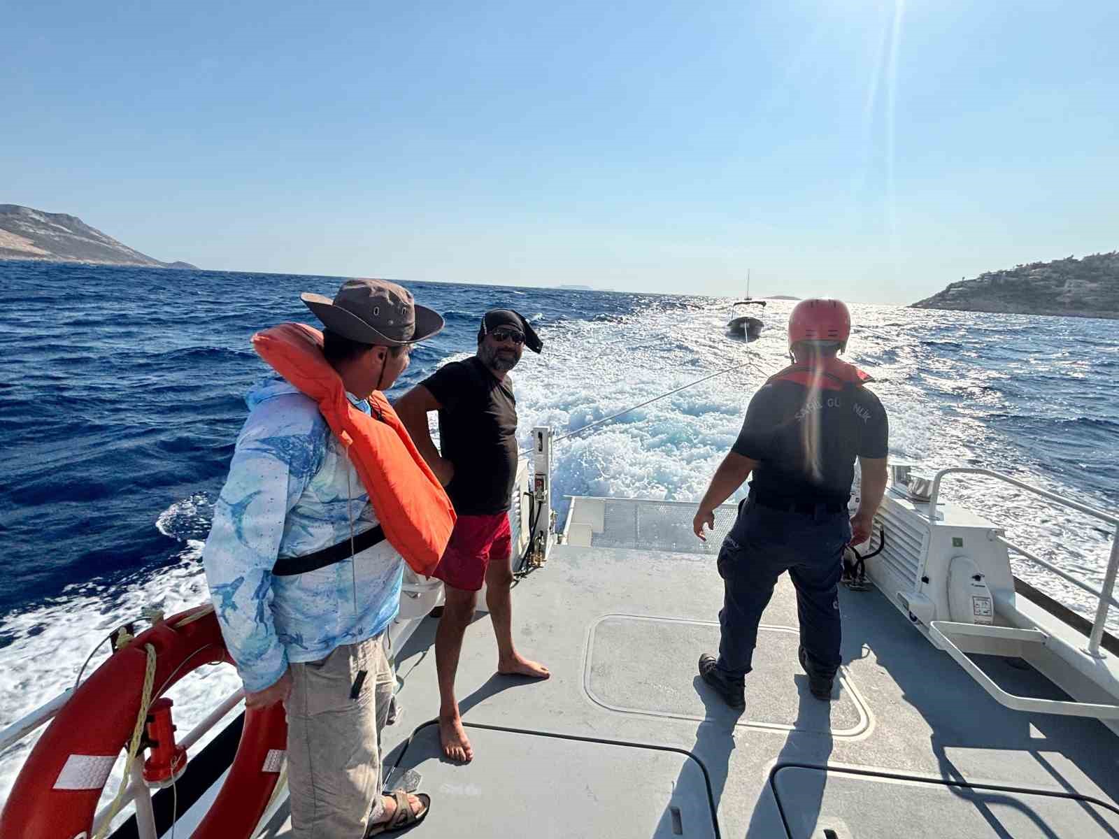 Antalya&rsquo;da arızalanan teknedeki 2 kişinin imdadına Sahil G&uuml;venlik ekipleri yetişti
